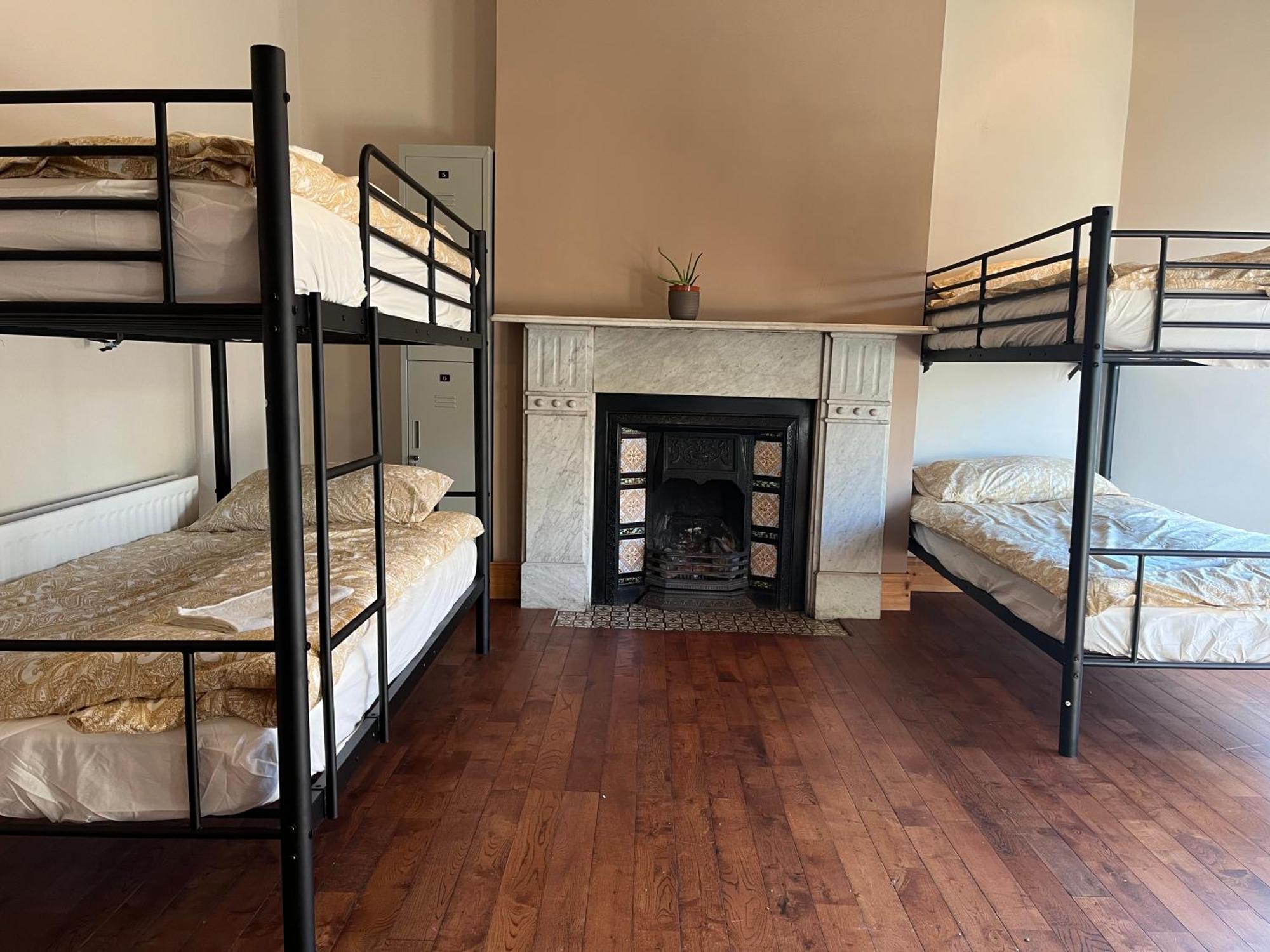 Gr8 Hostel At The Mount Белфаст Екстериор снимка